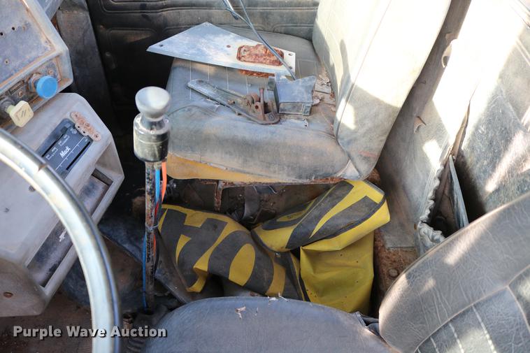 image for item DD5356 1989 Mack R690ST semi truck