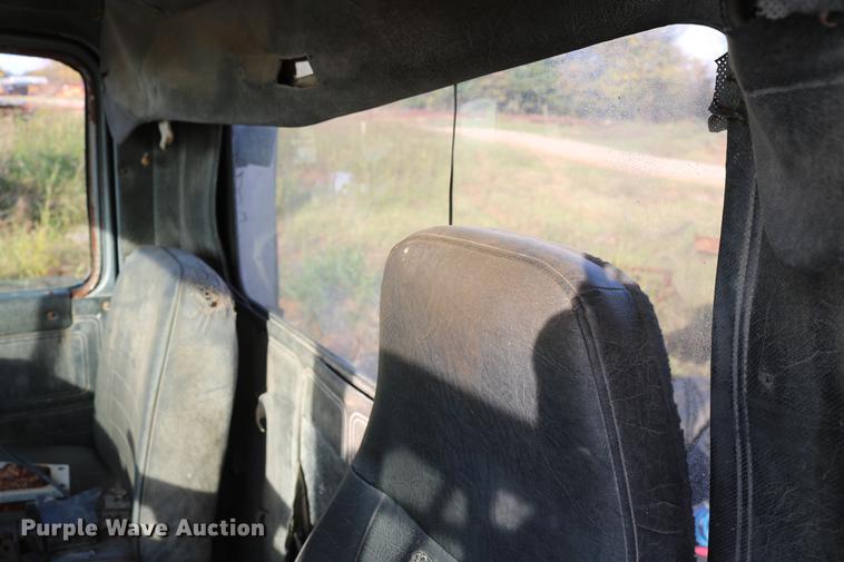 image for item DD5356 1989 Mack R690ST semi truck