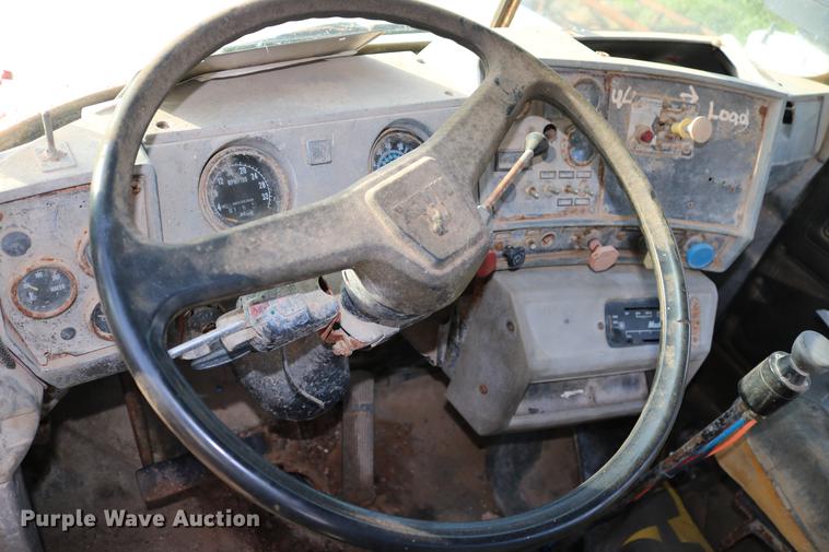 image for item DD5356 1989 Mack R690ST semi truck