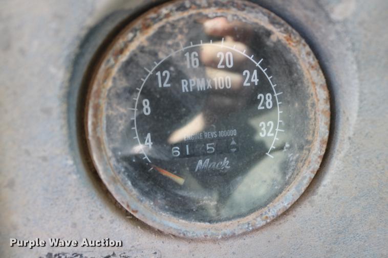 image for item DD5356 1989 Mack R690ST semi truck