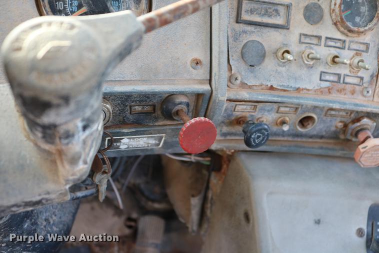 image for item DD5356 1989 Mack R690ST semi truck