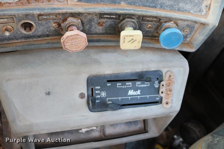 image for item DD5356 1989 Mack R690ST semi truck