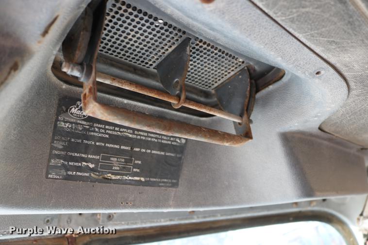 image for item DD5356 1989 Mack R690ST semi truck