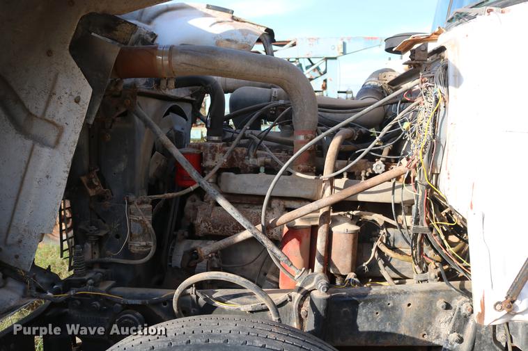 image for item DD5356 1989 Mack R690ST semi truck