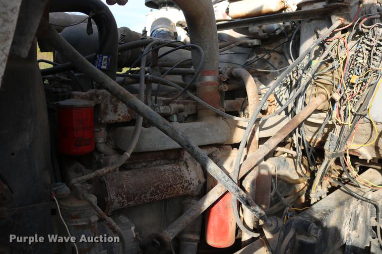 image for item DD5356 1989 Mack R690ST semi truck