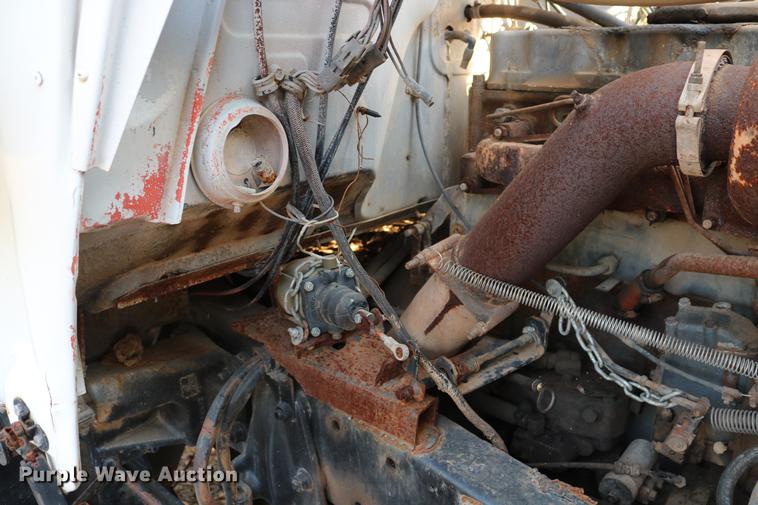 image for item DD5356 1989 Mack R690ST semi truck