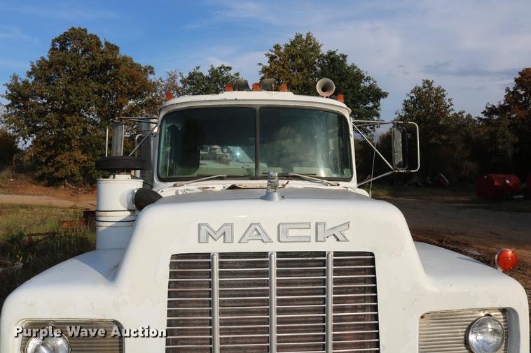 image for item DD5356 1989 Mack R690ST semi truck