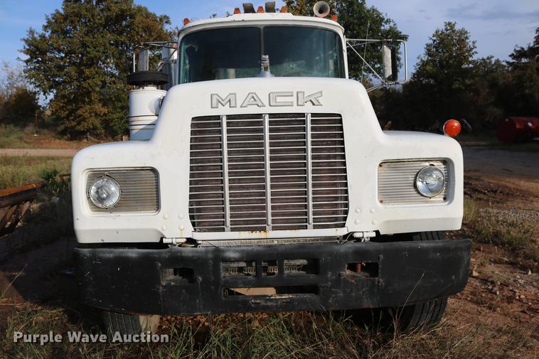 image for item DD5356 1989 Mack R690ST semi truck