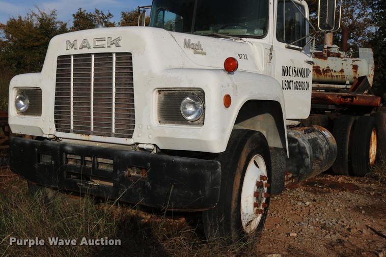 image for item DD5356 1989 Mack R690ST semi truck