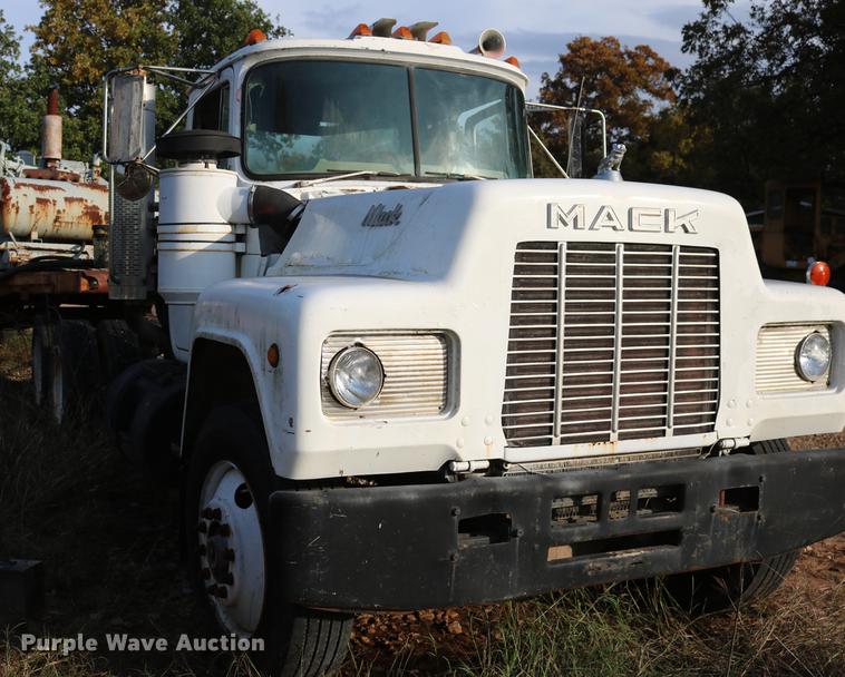 image for item DD5356 1989 Mack R690ST semi truck