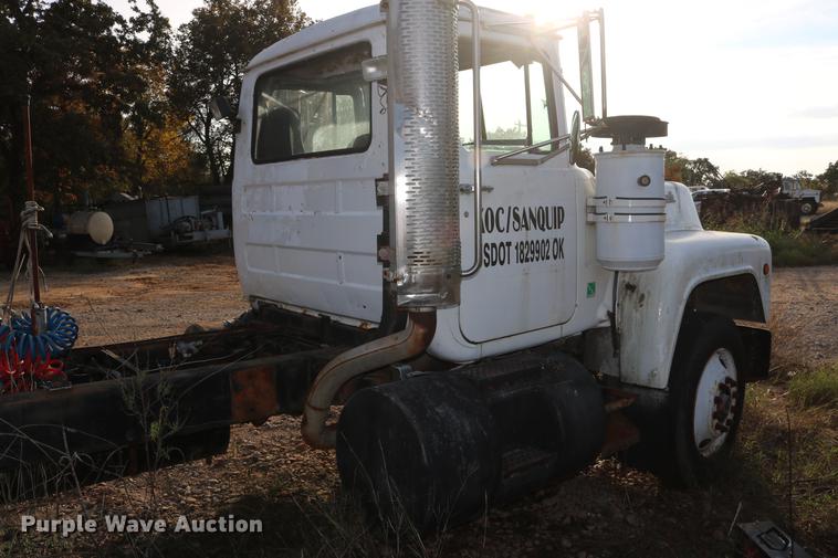image for item DD5356 1989 Mack R690ST semi truck