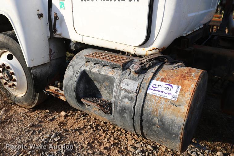 image for item DD5356 1989 Mack R690ST semi truck