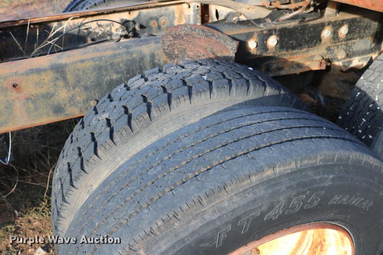 image for item DD5356 1989 Mack R690ST semi truck