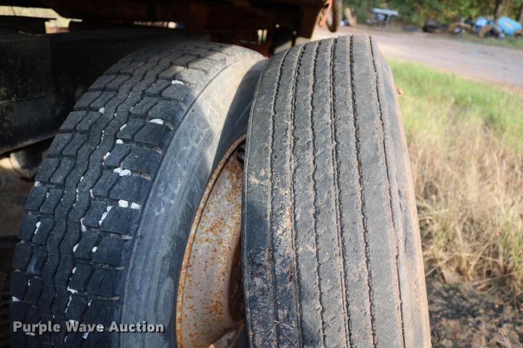 image for item DD5356 1989 Mack R690ST semi truck