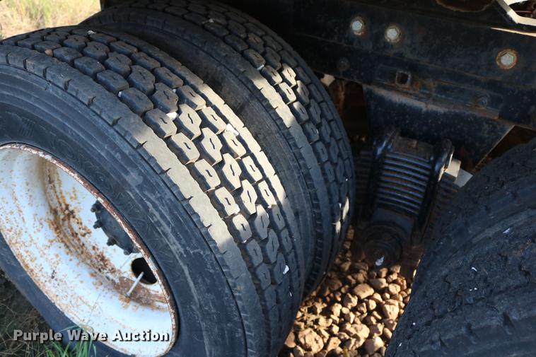 image for item DD5356 1989 Mack R690ST semi truck