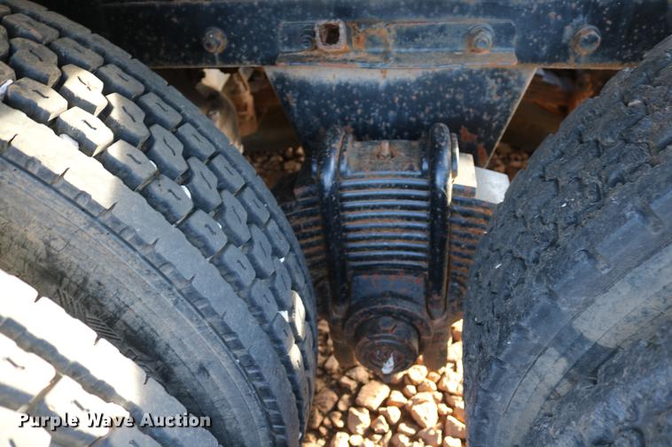 image for item DD5356 1989 Mack R690ST semi truck