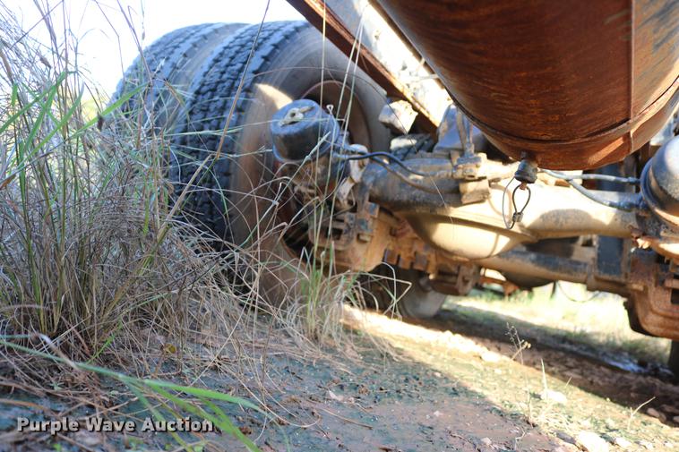 image for item DD5356 1989 Mack R690ST semi truck