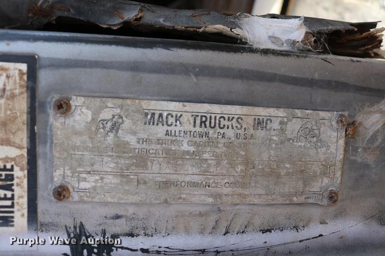 image for item DD5356 1989 Mack R690ST semi truck