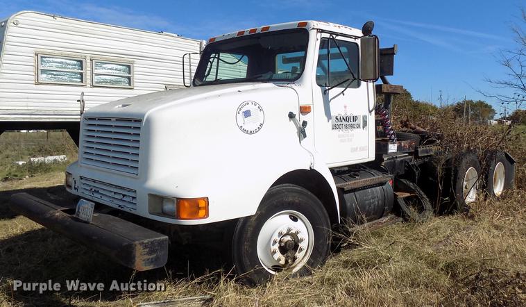 image for item DD5366 1995 International 8200 flatbed truck