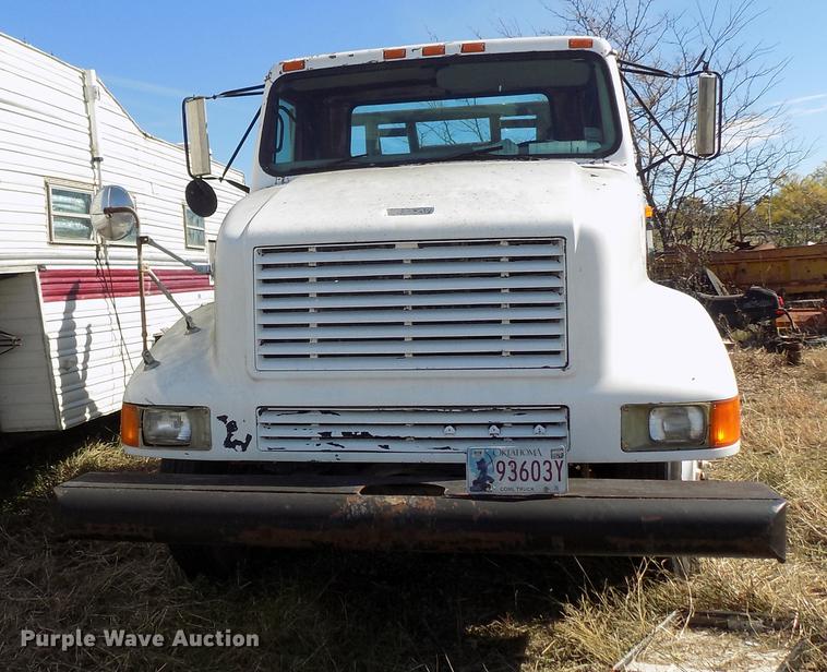 image for item DD5366 1995 International 8200 flatbed truck