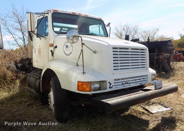 image for item DD5366 1995 International 8200 flatbed truck