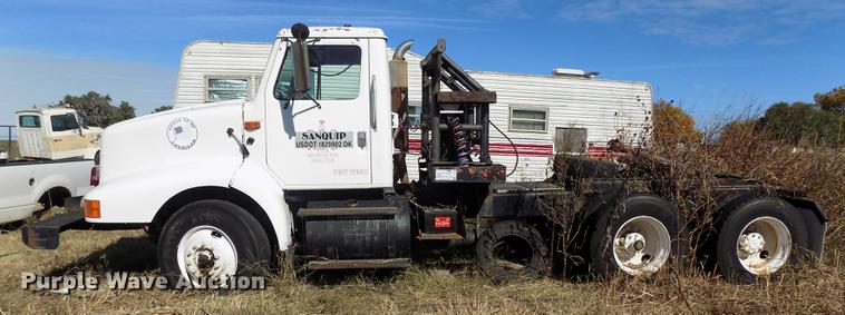 image for item DD5366 1995 International 8200 flatbed truck