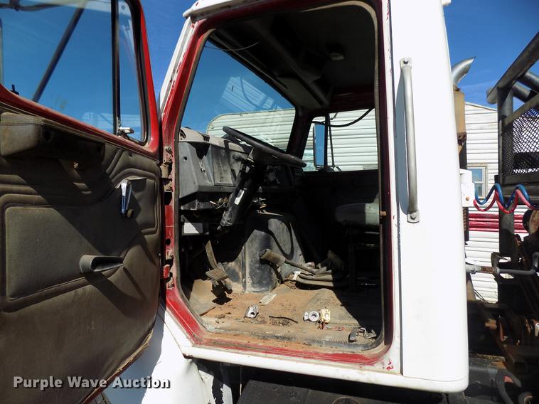 image for item DD5366 1995 International 8200 flatbed truck