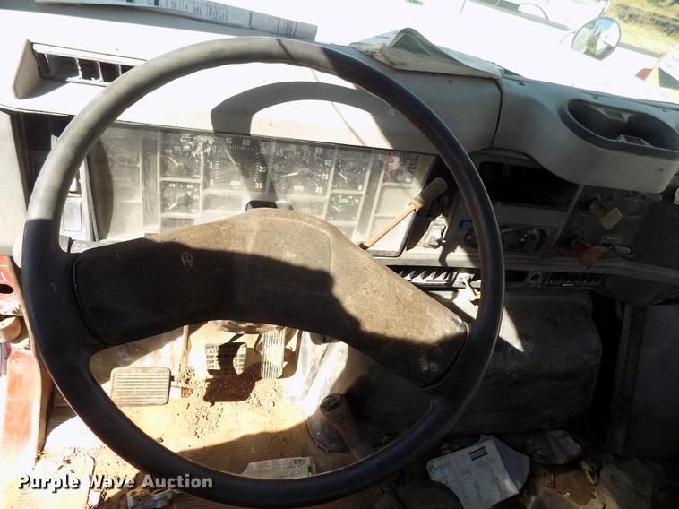 image for item DD5366 1995 International 8200 flatbed truck