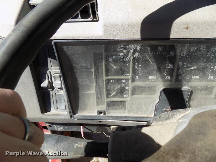 image for item DD5366 1995 International 8200 flatbed truck