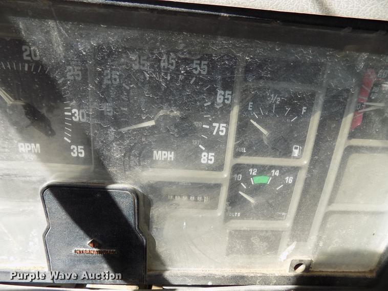 image for item DD5366 1995 International 8200 flatbed truck