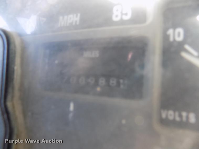 image for item DD5366 1995 International 8200 flatbed truck