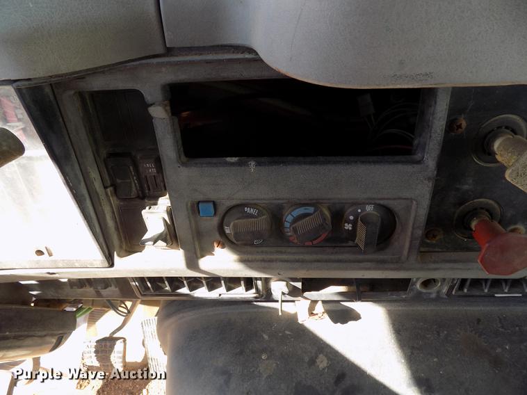 image for item DD5366 1995 International 8200 flatbed truck