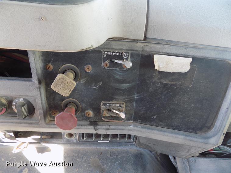 image for item DD5366 1995 International 8200 flatbed truck