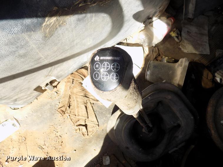 image for item DD5366 1995 International 8200 flatbed truck