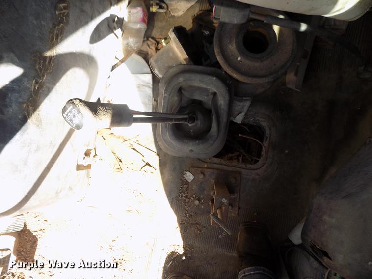 image for item DD5366 1995 International 8200 flatbed truck