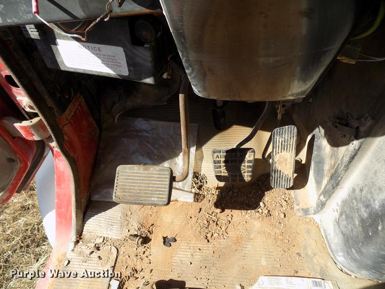 image for item DD5366 1995 International 8200 flatbed truck