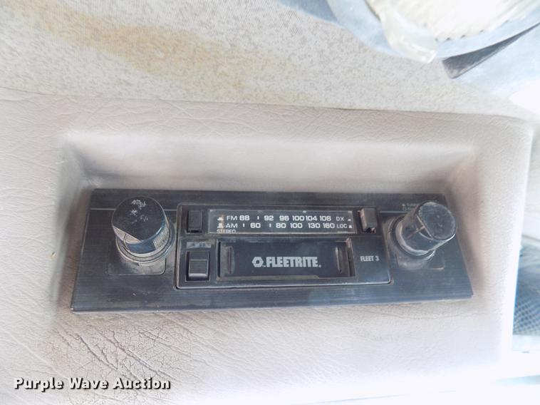 image for item DD5366 1995 International 8200 flatbed truck