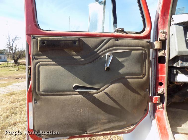 image for item DD5366 1995 International 8200 flatbed truck