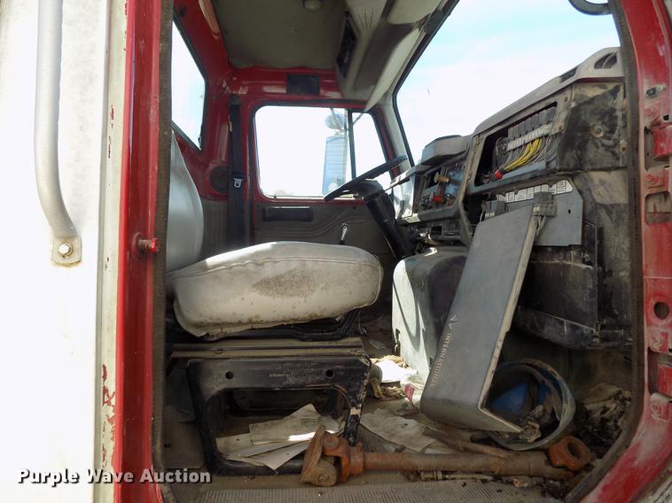 image for item DD5366 1995 International 8200 flatbed truck