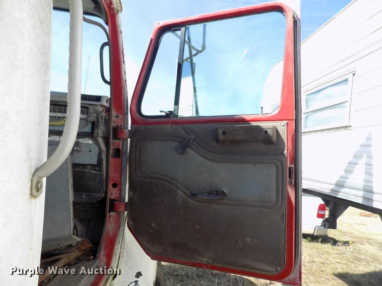 image for item DD5366 1995 International 8200 flatbed truck