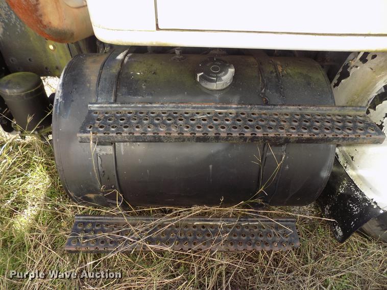 image for item DD5366 1995 International 8200 flatbed truck