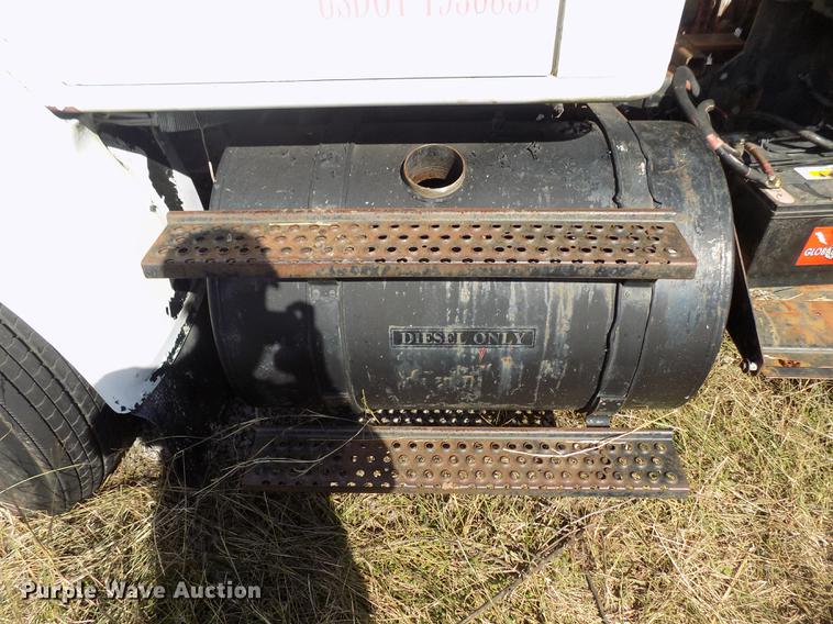 image for item DD5366 1995 International 8200 flatbed truck