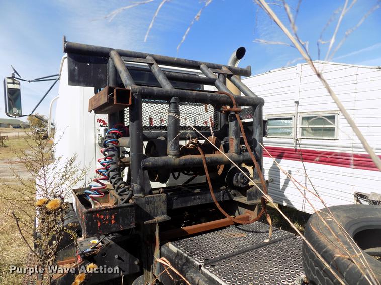 image for item DD5366 1995 International 8200 flatbed truck