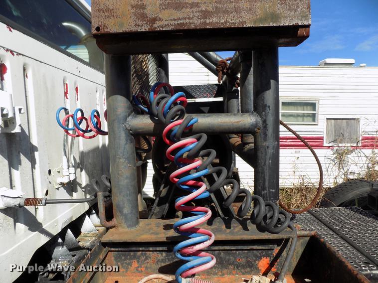 image for item DD5366 1995 International 8200 flatbed truck