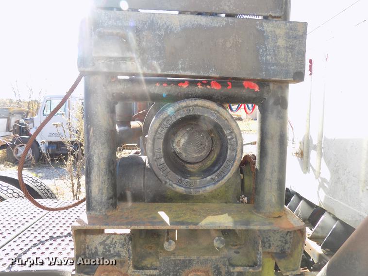 image for item DD5366 1995 International 8200 flatbed truck