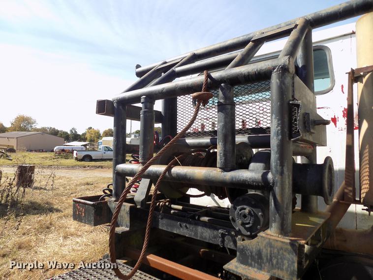 image for item DD5366 1995 International 8200 flatbed truck