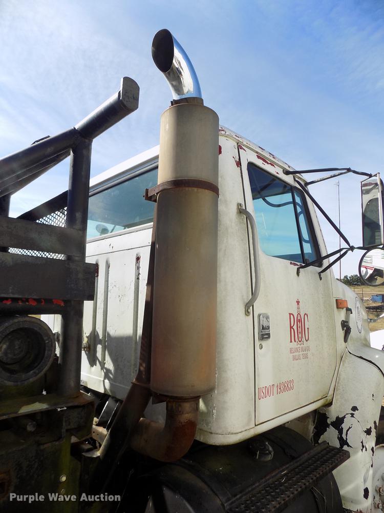 image for item DD5366 1995 International 8200 flatbed truck