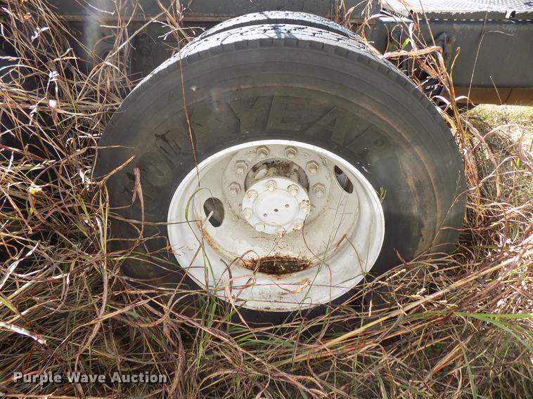 image for item DD5366 1995 International 8200 flatbed truck