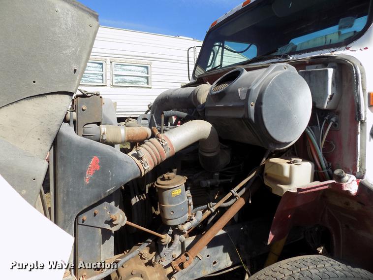 image for item DD5366 1995 International 8200 flatbed truck