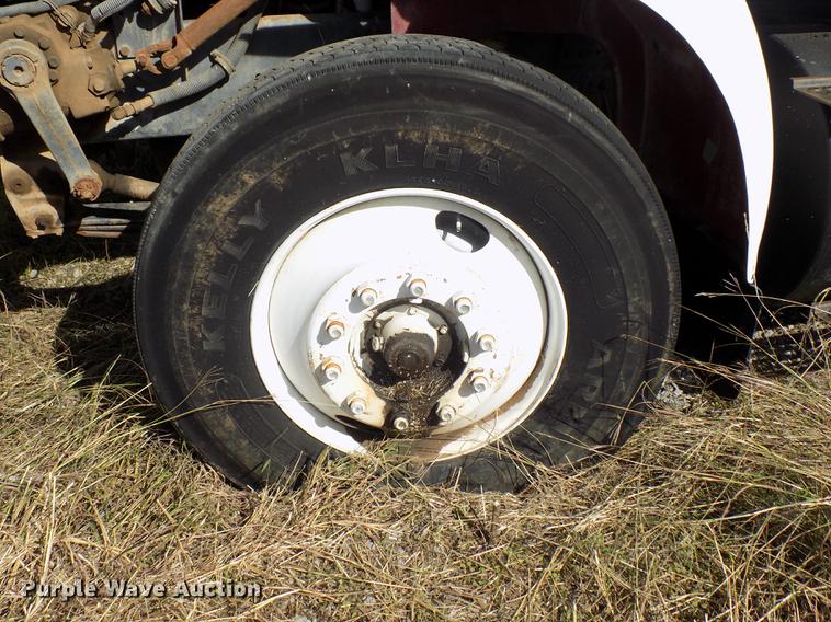 image for item DD5366 1995 International 8200 flatbed truck